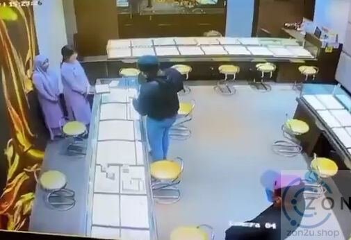 Dua Lelaki Bertopeng Rompak Kedai Emas di Pusat Beli Belah Melaka