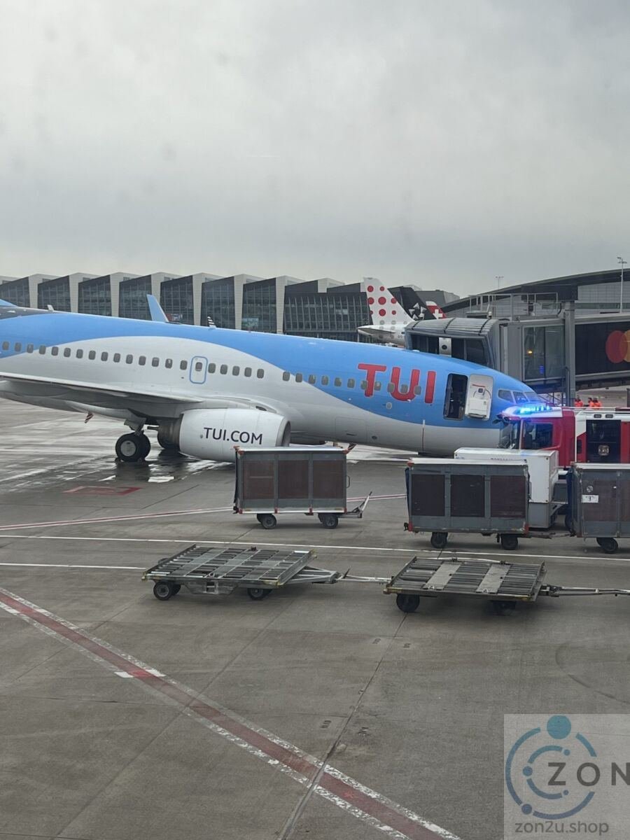 Gear Hidung  Pesawat TUI Fly Belgium Patah di Lapangan Terbang Brussels