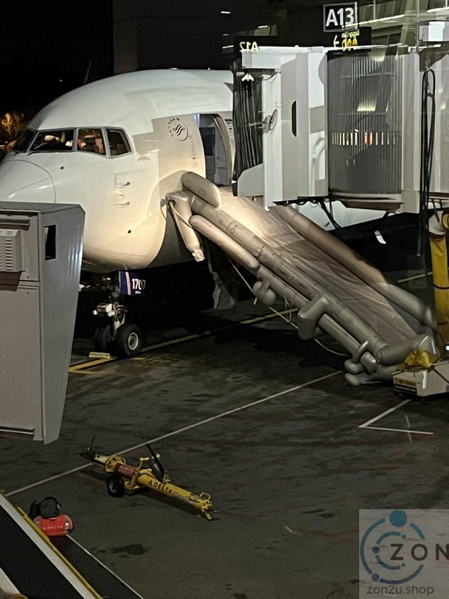 Delta Flight 419: Gelongsor Kecemasan terkeluar Secara Tidak Sengaja