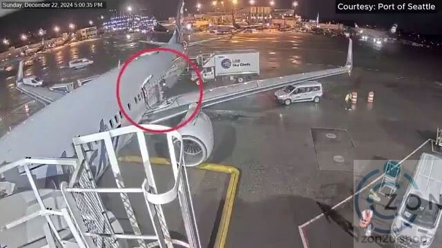 Penumpang Buka Pintu Kecemasan dan Berjalan ke Sayap Pesawat