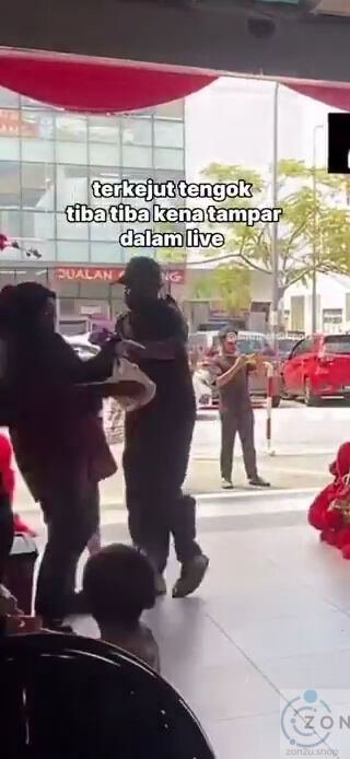 [ kemaskini ] Polis Cari Suami Tampar Isteri di Kompleks Beli-Belah
