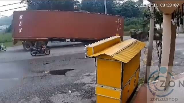 Tiba-Tiba Kontena terpisah dari Kepala Lori