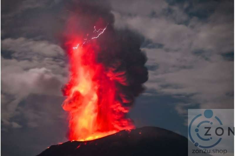 Letusan Gunung Ibu dengan lahar dan asap
