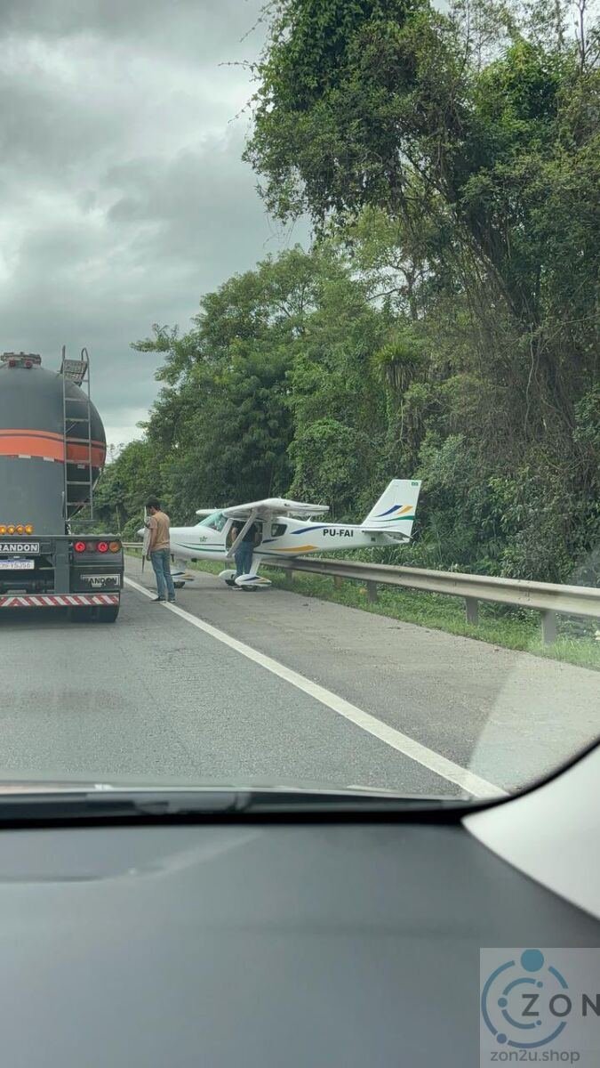Video Pendaratan Cemas Pesawat Di atas Jalan Raya