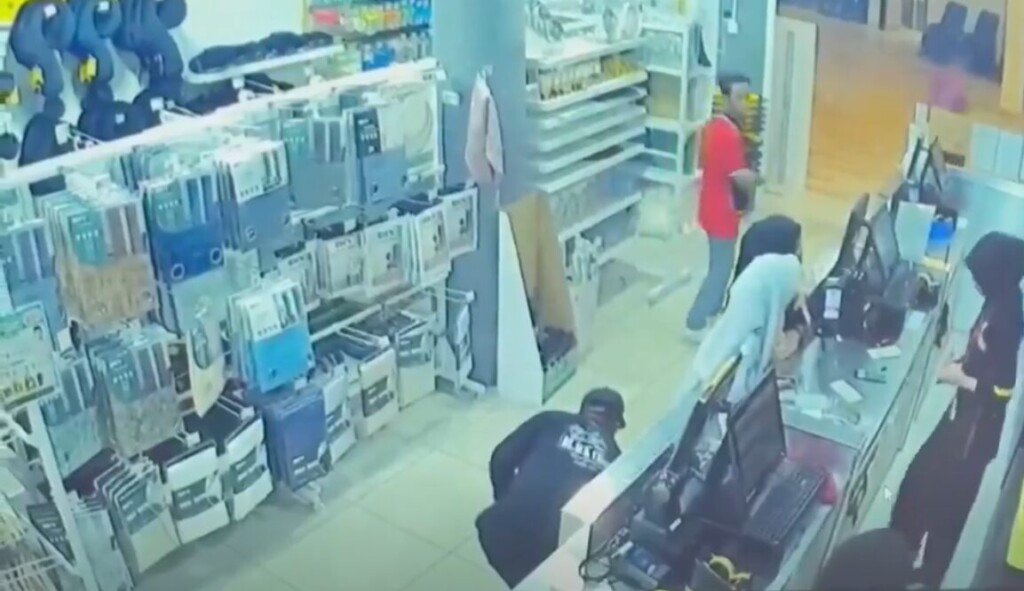 Video Peringatan Keselamatan: Gangguan Seksual Terhadap Remaja di Kedai!