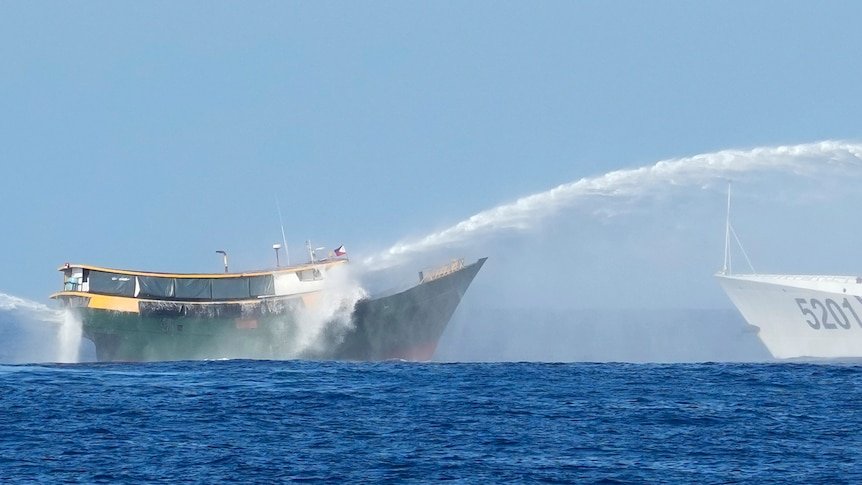 [Video] Berebut Kawasan: Kapal pengawal Pantai Filipina dan China Bertembung