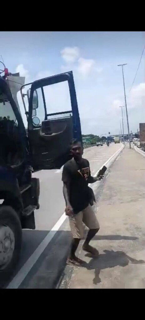 [Video] Lori Pembunuh lanyak Motosikal di Lampu Isyarat