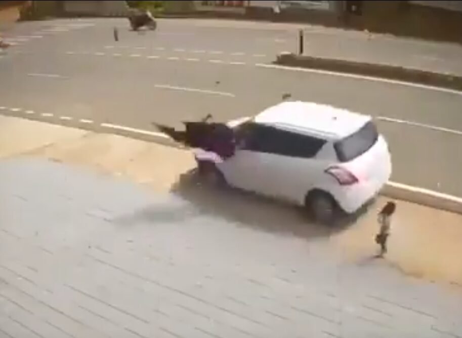 CCTV: Wanita Maut Di rempuh ketika berjalan kaki