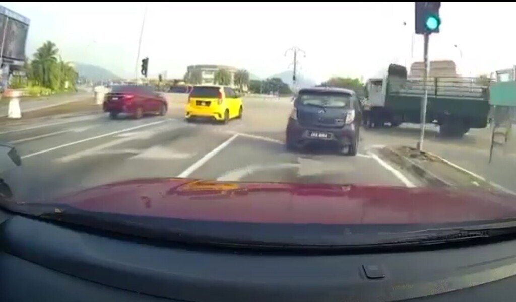 [Video] Lori langgar Lampu Merah: Seorang Penunggang motosikal dan Motokar menjadi mangsa